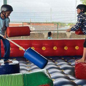 Aluguel de Brinquedos Infláveis em Brasília e entorno do DF.. guerra cotonete